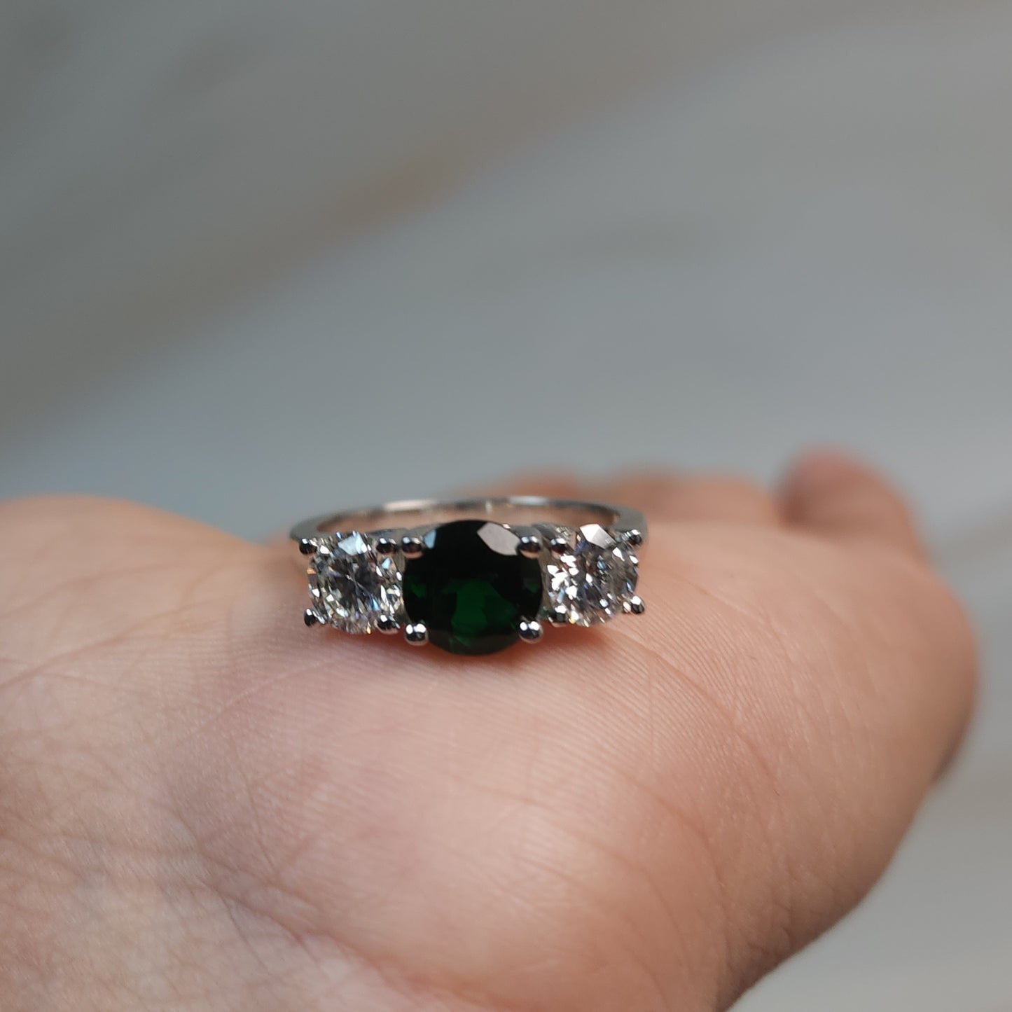 Simulated Emerald & 1Ct Lab Grown Diamond Round ring .925 Sterling Silver