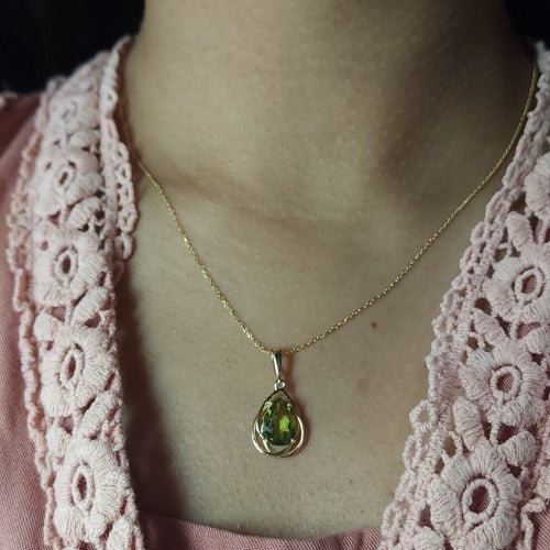 14Kt Gold 2 Ct Peridot Pear Teardrop Design Pendant Necklace