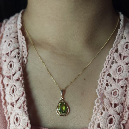 14Kt Gold 2 Ct Peridot Pear Teardrop Design Pendant Necklace