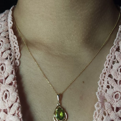 14Kt Gold 2 Ct Peridot Pear Teardrop Design Pendant Necklace