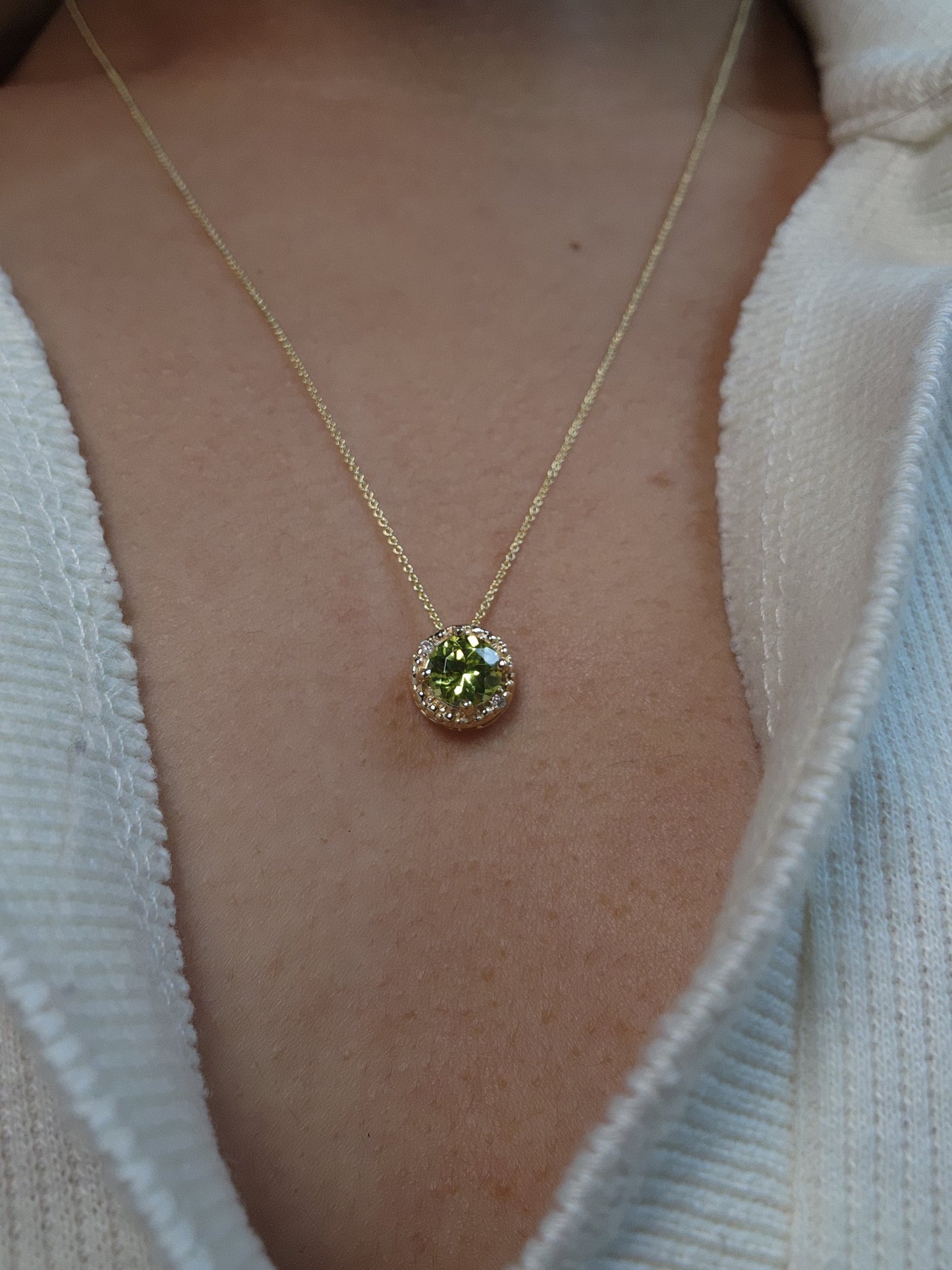 14Kt Gold 0.50 Ct Peridot Halo Design Pendant Necklace