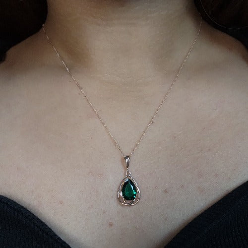 14Kt Gold 2 Ct Emerald Pear Teardrop Design Pendant Necklace