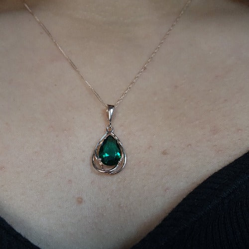 14Kt Gold 2 Ct Emerald Pear Teardrop Design Pendant Necklace