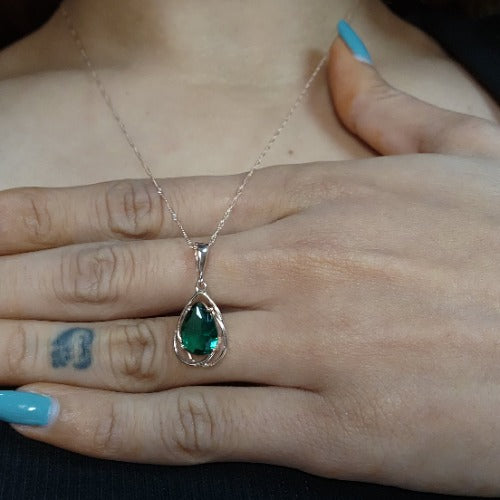 14Kt Gold 2 Ct Emerald Pear Teardrop Design Pendant Necklace