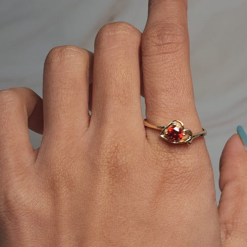 14Kt Gold Garnet Round Heart Ring