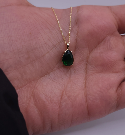 14Kt Gold Emerald Teardrop Pendant Necklace