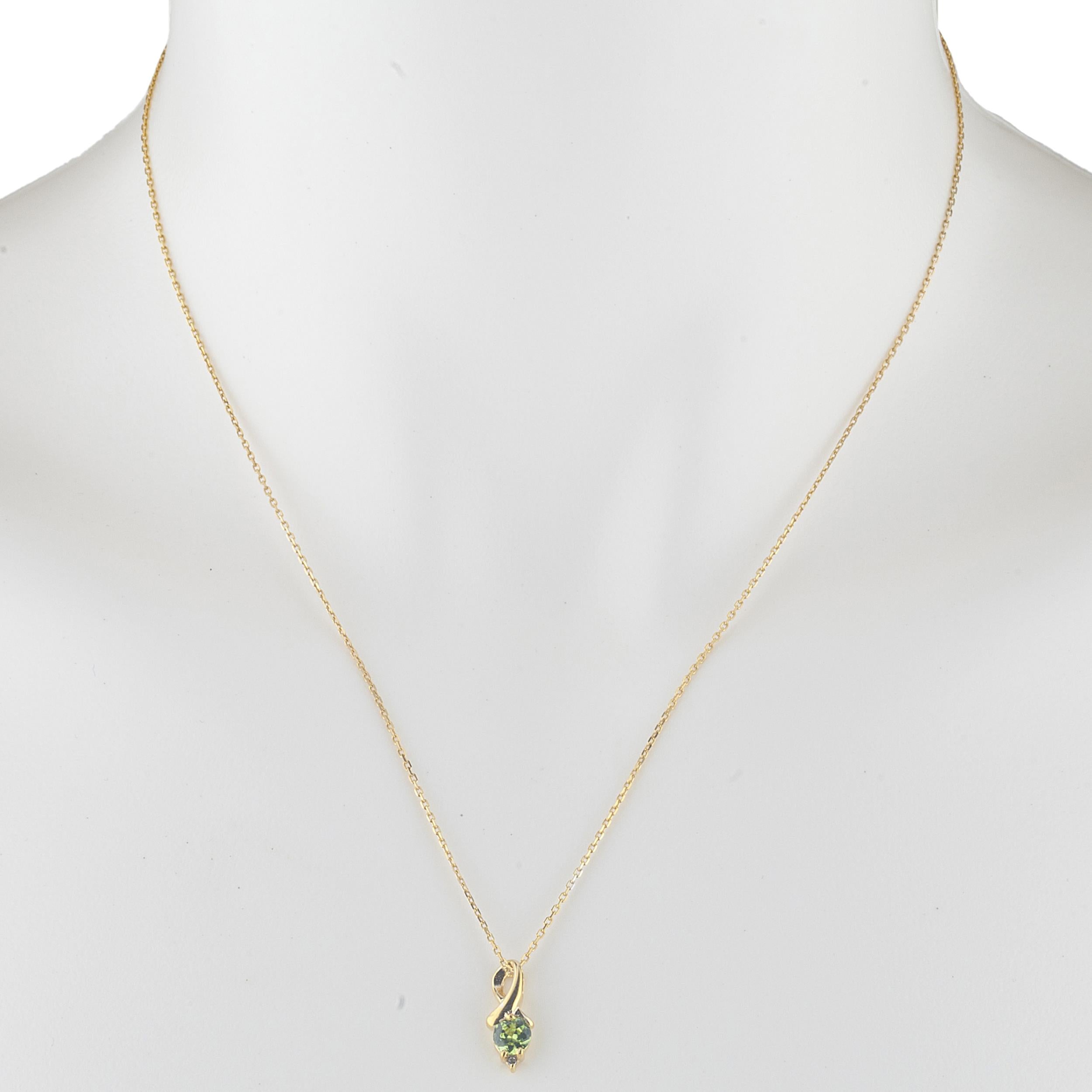 14Kt Gold Peridot & Diamond Round Design Pendant Necklace