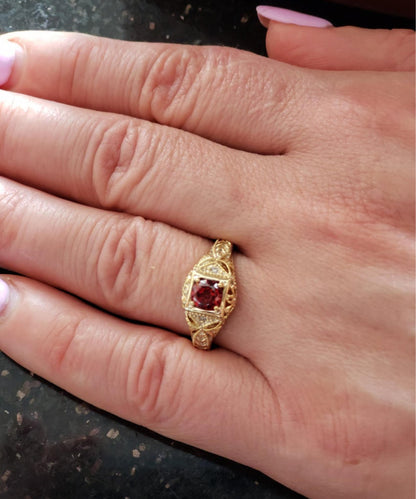 14Kt Gold Garnet & Diamond Design Round Ring