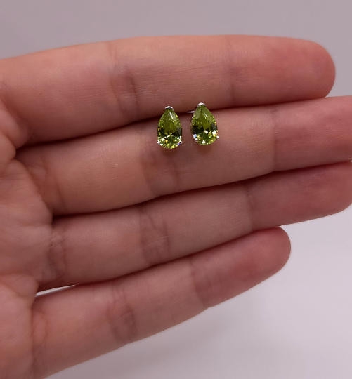 14Kt Gold Peridot Teardrop Stud Earrings