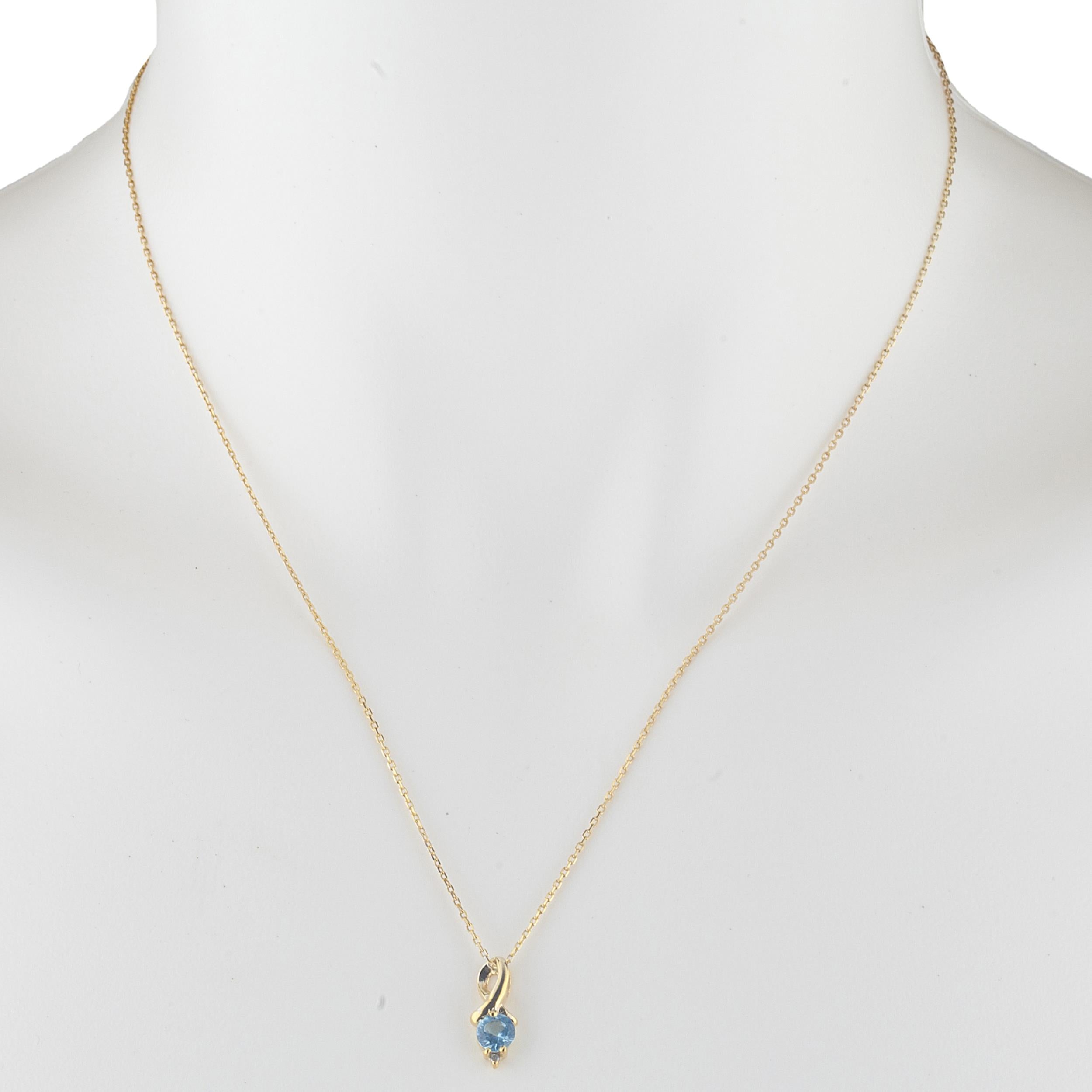 14Kt Gold Blue Topaz & Diamond Round Design Pendant Necklace